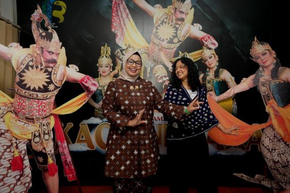 Tonton Wayang Orang di Solo, Fery Farhati & Tia Baswedan Bicara Kesejahteraan Seniman - JPNN.COM