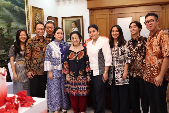 Begini Cara Megawati Merayakan Ultah Bersama Sahabat dan Elite PDIP - JPNN.COM