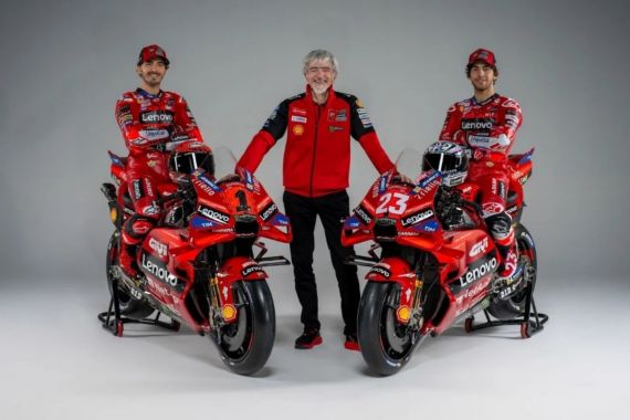 Lenovo Ducati Memperkenalkan Motor Pecco dan Bastianini Untuk MotoGP 2024 - JPNN.COM