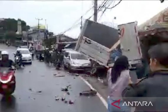 Tabrakan Beruntun di Jalur Puncak Bogor, Polisi Olah TKP - JPNN.COM