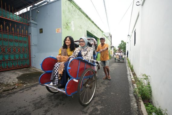 Fery Farhati dan Mutiara Baswedan Menyusuri Kampung Batik Laweyan - JPNN.COM