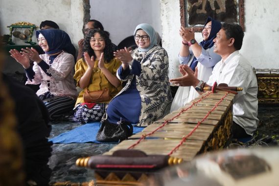 Lihat Pembuatan Gong, Fery Farhati Kagum dengan Kekayaan Budaya Indonesia - JPNN.COM