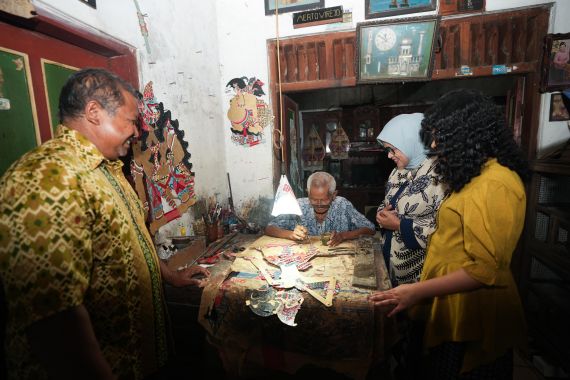 Kunjungi Sukoharjo, Fery Farhati Diberi Wayang Kertas Karya Mbah Brambang - JPNN.COM