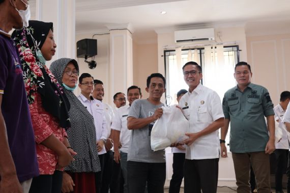 Pemkot Palembang Kembali Membagikan Paket Sembako Gratis, Kali Ini di Kecamatan Sako - JPNN.COM