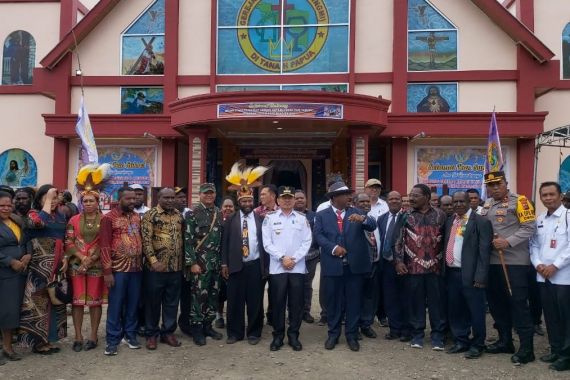 Gereja Megah Berdiri di Daerah Konflik, Masyarakat Sumbang 360 Ekor Babi - JPNN.COM