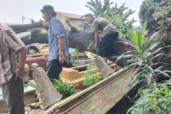 Puluhan Makam di Kawah Tengkurep Palembang Tertimpa Pohon, Batu Nisan Sampai Terangkat - JPNN.COM