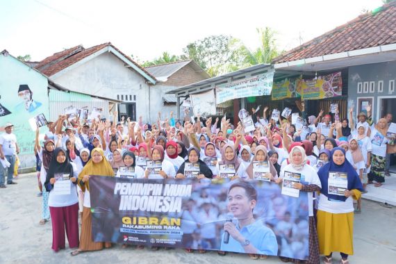 Bergerak ke 3 Provinsi, Relawan Mas Gibran Berbagi Kegembiraan Bareng Warga - JPNN.COM
