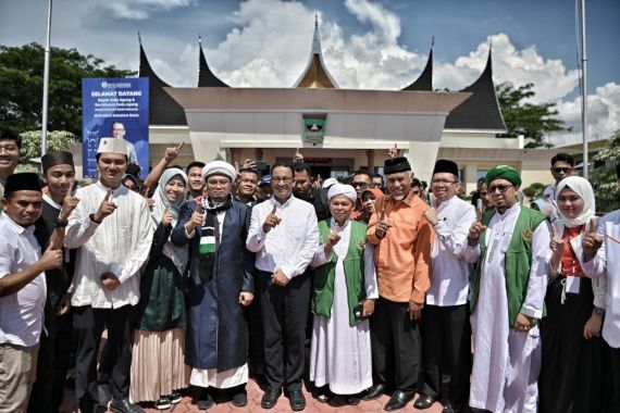 Anies Makin Optimistis Setelah Tiba di Padang, Perubahan Tak Terbendung - JPNN.COM