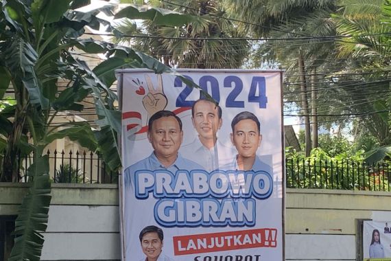 Baliho Bergambar Prabowo-Gibran dan Jokowi Muncul di Jakarta, Ada Karikatur Gestur Dua Jari - JPNN.COM