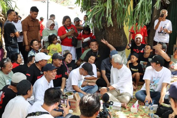 Keseruan Ganjar Pranowo Makan Lesehan Bareng Warga Yogyakarta - JPNN.COM