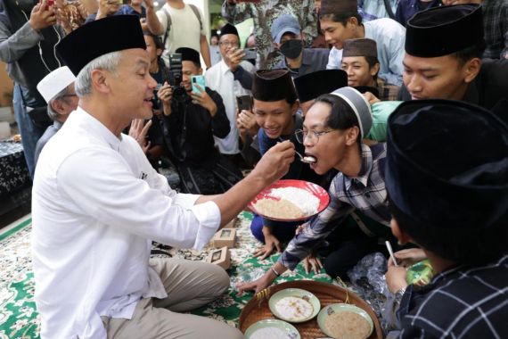 Keluarga Besar Ponpes An Nur Bantul Dukung Ganjar, Ada Tradisi Lengseran - JPNN.COM