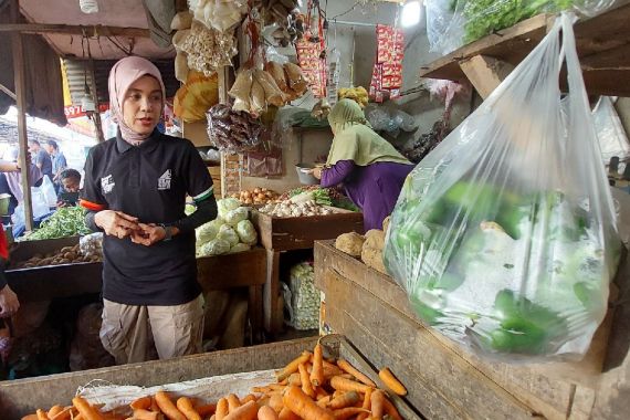 Cek Harga Bahan Pokok, Atikoh Ganjar Blusukan ke Pasar di Bondowoso - JPNN.COM