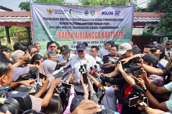 Menko Airlangga Pastikan Langsung Bantuan Pangan & KUR Kepada Masyarakat di Indramayu - JPNN.COM