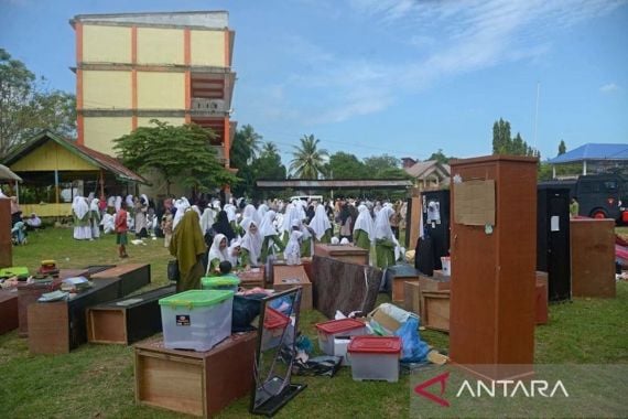 Asrama Terbakar, Ratusan Santriwati Pesantren Babul Maghfirah di Aceh Besar Dipulangkan - JPNN.COM