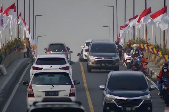 Polisi Melarang Kendaraan Roda 2 dari Selatan Melintasi Jembatan Mayangkara Surabaya - JPNN.COM