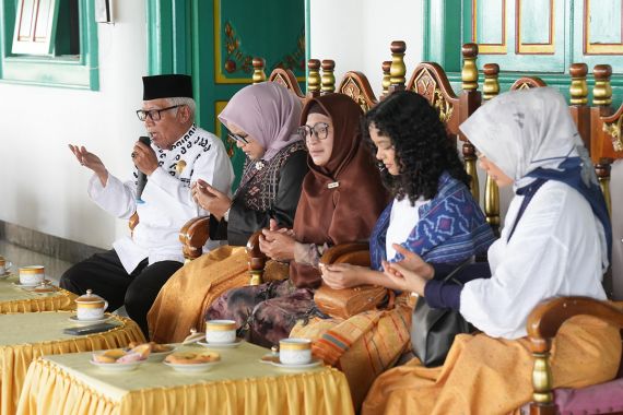 Disowani Fery Farhati, Jojau Kesultanan Tidore Doakan Takdir Terbaik Bagi Anies Baswedan - JPNN.COM