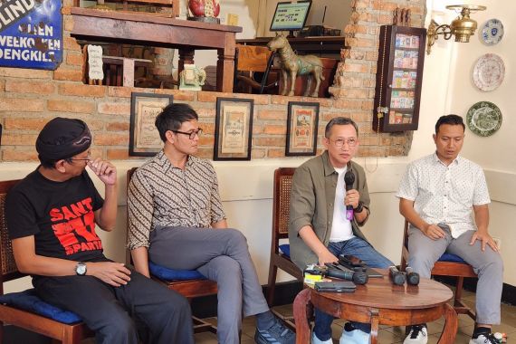 Diskusi Santri Spartan, Kang Eep Sebut Jokowi Sedang Menantang Orang Waras - JPNN.COM