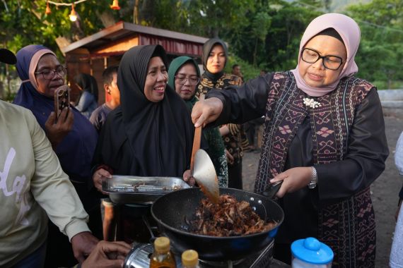 Masak di Pinggir Pantai Kastela, Istri Anies Ajak Ibu-Ibu Lestarikan Tradisi Kuliner - JPNN.COM