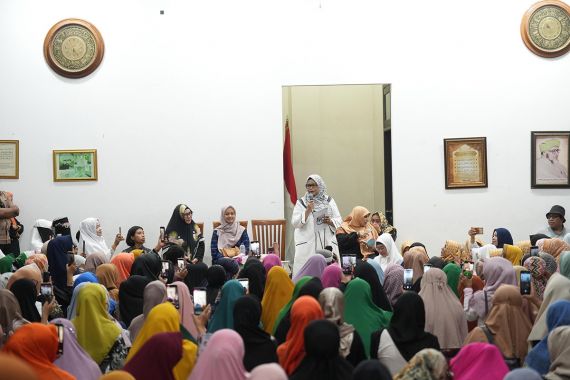 Fery Farhati & Mutiara Baswedan Hadiri Majelis Taklim Abuya Abu Bakar di Ternate - JPNN.COM