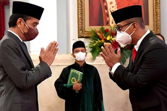 Pesan dalam Lagu dari Eks Gubernur Lemhanas: Salam 3 Jari, Jangan Pilih Anak Jokowi - JPNN.COM