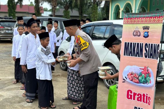 Kapolres Inhu Menukar Ratusan Paket Makanan dengan Doa Agar Pemilu Berjalan Damai - JPNN.COM