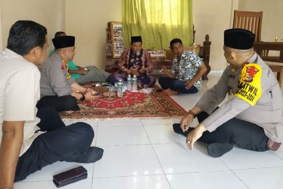 Kapolres Inhu Silaturahmi dengan Pengurus Ponpes Nur Alif, Ajak Ciptakan Pemilu Damai - JPNN.COM