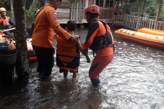 Bantu Evakuasi Warga Terdampak Banjir di Sekayu, Basarnas Palembang Menerjunkan Tim Rescue - JPNN.COM
