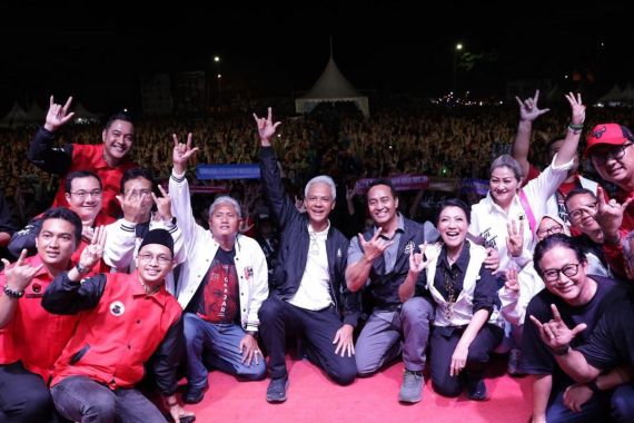 Ganjar Hadiri Hajatan di Alun-Alun Bung Karno, Eks Panglima TNI Acungkan Salam 3 Jari - JPNN.COM