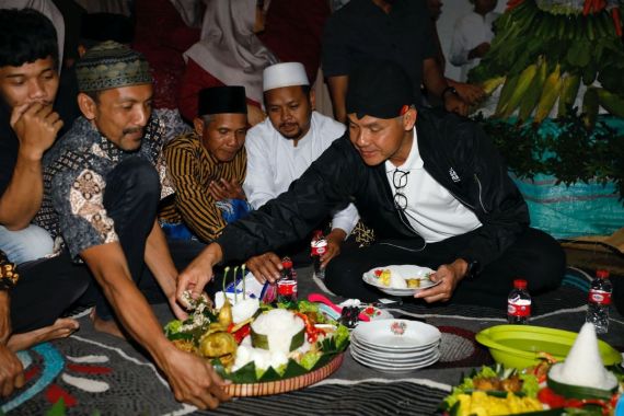 Hadiri Ruwatan Rajab di Lemahireng, Ganjar Lesehan Bersama Ribuan Warga Desa - JPNN.COM