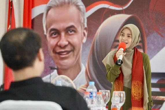 Atikoh Tidak Mau Berdiam Diri di Rumah, Pilih Ikut Blusukan Memenangkan Ganjar-Mahfud - JPNN.COM