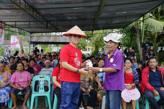 Respons Keluhan Petani, Bane Raja Manalu Luncurkan Pupuk Cair Organik Bagak - JPNN.COM