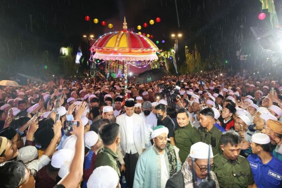 Ganjar Menghadiri Milad ke-28 Majelis Nurul Musthofa, Kalimat Terakhirnya Luar Biasa - JPNN.COM