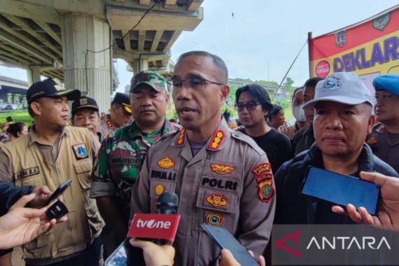 5 Polisi Kena Lemparan Batu Saat Melerai Tawuran di Bassura Jatinegara - JPNN.COM