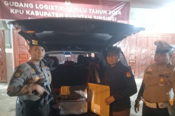 Dikawal Ketat Polisi, Kekurangan Surat Suara Pemilu 2024 Tiba di Gudang KPU Kuansing - JPNN.COM