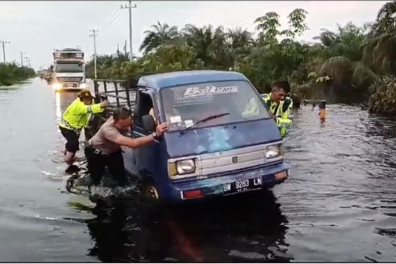 Kondisi Terkini di Jalintim yang Terendam Banjir, Polisi Bolak-balik Dorong Mobil Warga - JPNN.COM