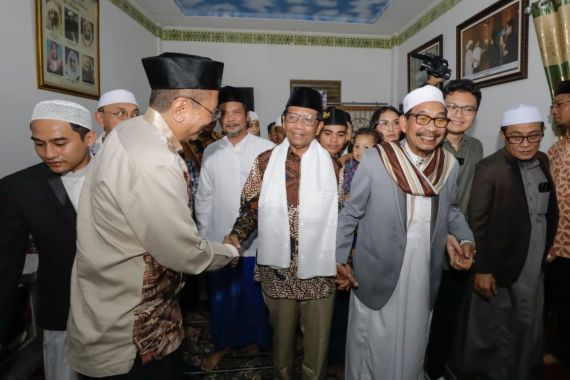 Mahfud Silaturahmi dengan 18 Ponpes di Medan dan Luruskan Masalah Politik - JPNN.COM