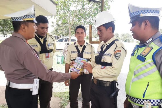 Patroli Dialogis di PHR Rumbai, Ditlantas Polda Riau Ajak Masyarakat Cegah Penyebaran Hoaks - JPNN.COM