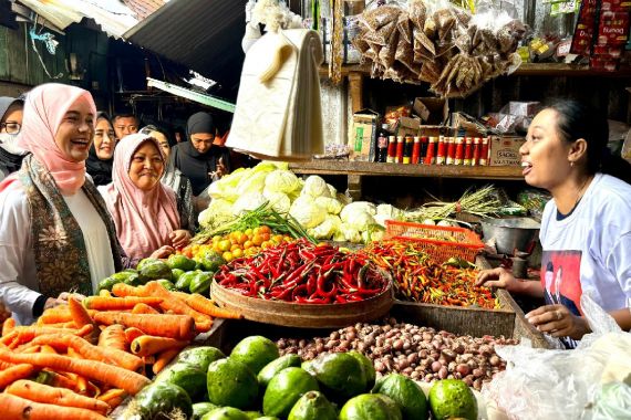 Blusukan ke Pasar di Jombang, Atikoh Dapat Informasi Naiknya Harga Holtikultura - JPNN.COM
