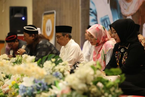 Hadiri Haul di Denanyar, Atikoh Menyekar Makam Kiai Abdul Aziz Masyhuri - JPNN.COM