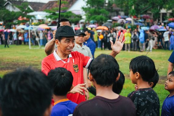 Main Bola Bareng Kaesang, Jokowi Ingin Menujukkan Kebersamaan dengan PSI - JPNN.COM