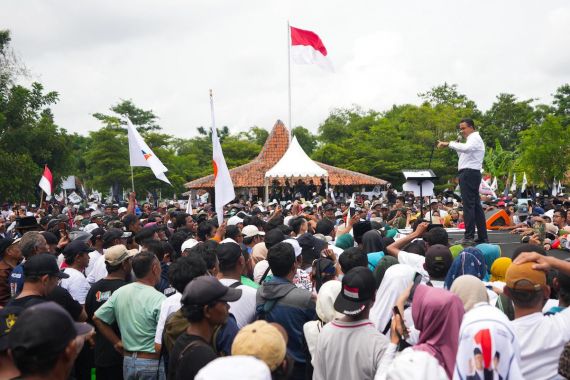 Bansos Dirapel Menjelang Pilpres, Anies Singgung Kebutuhan Rakyat Dipaksa Ikut Kalender Politik - JPNN.COM