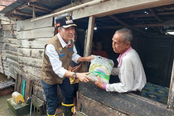 Pemkot Palembang Salurkan Bantuan Untuk Korban Banjir di 3-4 Ulu  - JPNN.COM