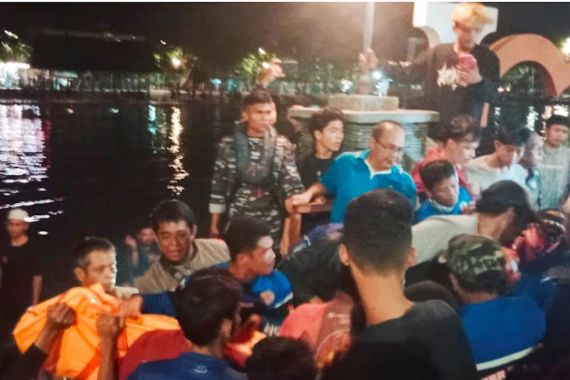TNI AL Bersama Tim SAR Temukan Korban Tenggelam di Sungai Martapura - JPNN.COM