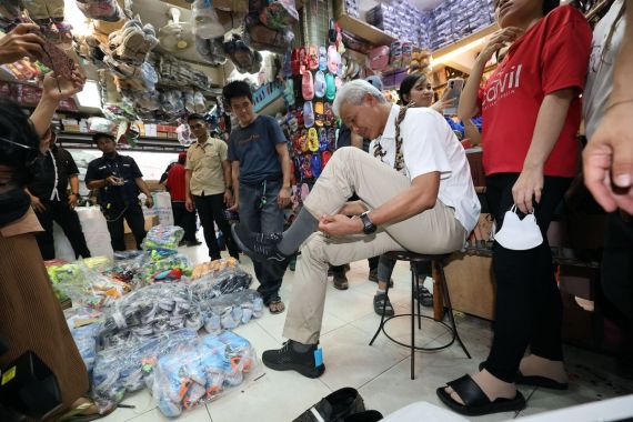 Mampir ke Pasar Kapuas Indah Pontianak, Ganjar Beli Sepatu Seharga Rp 65 Ribu - JPNN.COM