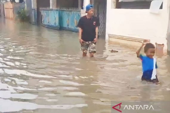 Diguyur Hujan, Kali Cipinang Meluap, Puluhan Rumah di Kelurahan Makasar Banjir - JPNN.COM