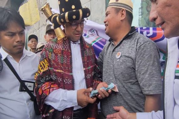 Berkampanye di Tapanuli Selatan, Anies Diberi Uang Oleh Sukarelawan - JPNN.COM