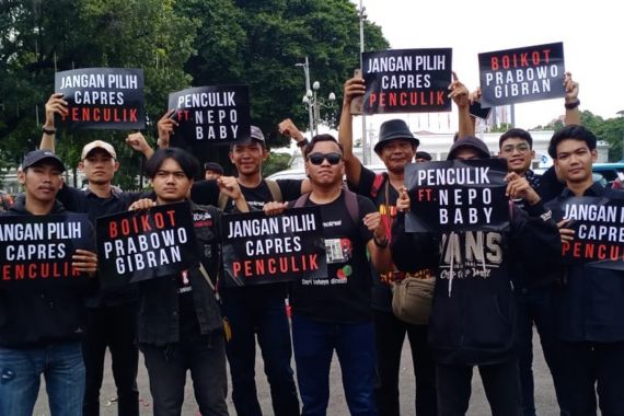 Petisi Koalisi Masyarakat Sipil di Acara Kamisan Menyoal Pencalonan Prabowo-Gibran - JPNN.COM