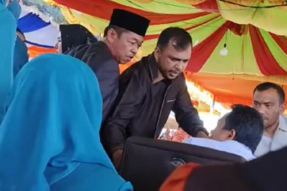 Aksi Bupati Rohil dan Wakilnya Nyaris Adu Jotos Jadi Tontonan Warga, Alamak! - JPNN.COM