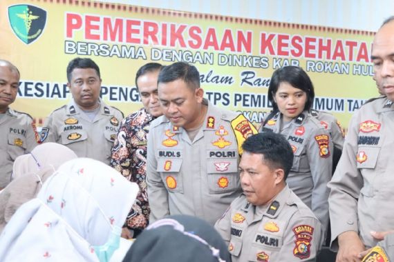 Polres Rohul Lakukan Pengecekan Kesehatan Personel Pengamanan TPS - JPNN.COM