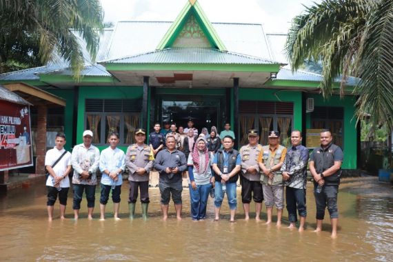 Periksa TPS Tergenang Banjir, Kapolres Kampar Langsung Siapkan Solusi Bersama Forkopimda - JPNN.COM